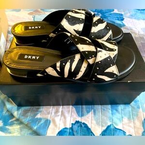 DKNY Della Flat Sandals Women’s Size 8 NEW Donna Karen Sandals Zebra print